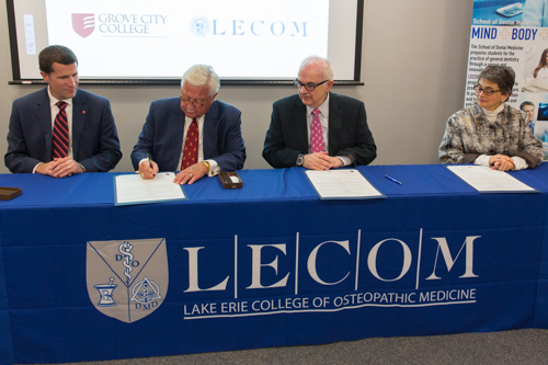 Grove_City_Signingweb_I15A6278